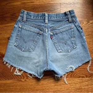 📦 Vintage Levi’s Cut-off Denim Shorts